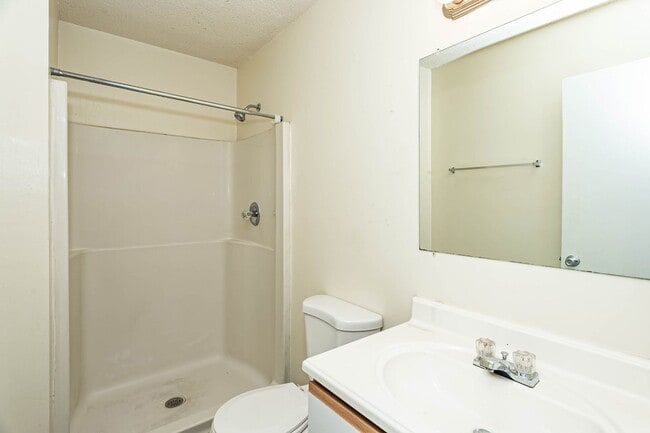 Building Photo - Don't miss the chance to call this Virginia Beach townhouse your home!