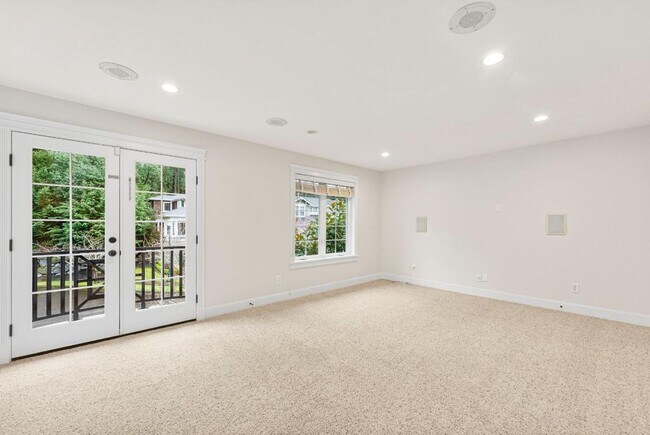 Building Photo - Elegant University Place Home with A/C, Tandem Garage, Office & Balcony Bedroom Near JBLM!