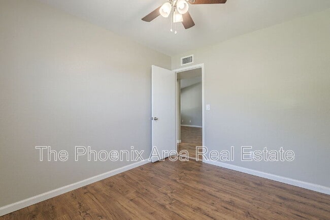 Building Photo - 875 S Nebraska St