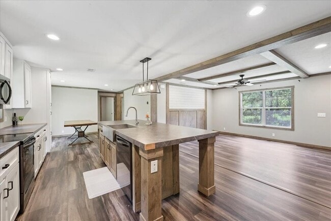 Building Photo - 13585 Mesa Dr