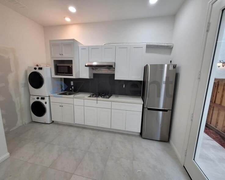 Building Photo - Unit 2
