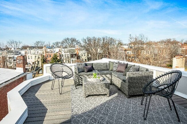 Building Photo - Stunning historic new renovated Townhome