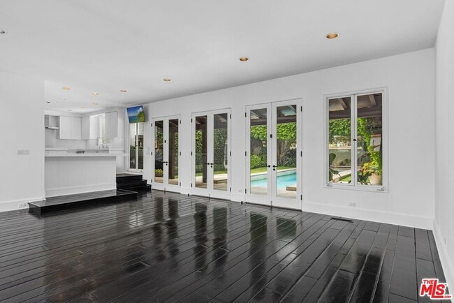 Building Photo - 305 S Bedford Dr