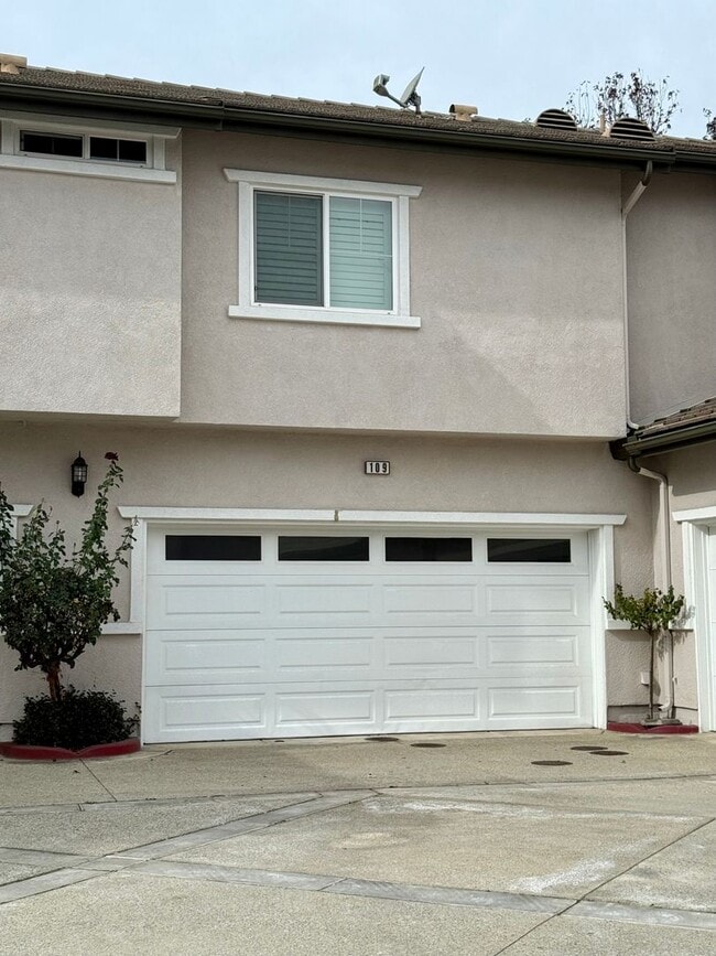 Building Photo - Highly Desirable 2 bed 3 bath condo in Rancho Cucamonga