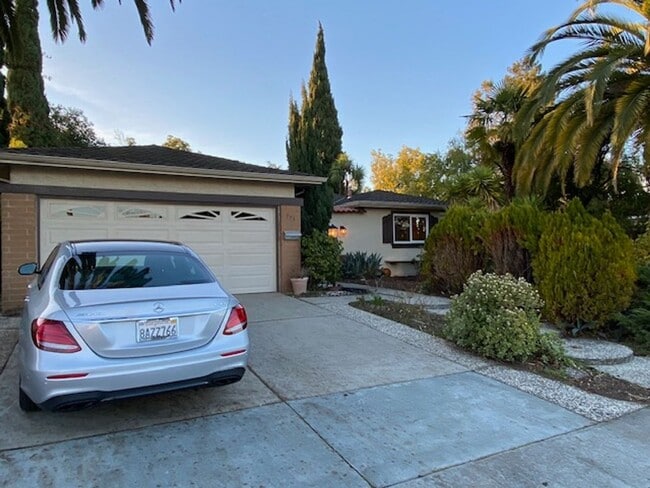 Building Photo - Beautiful Single Level Home in Ponderosa P...