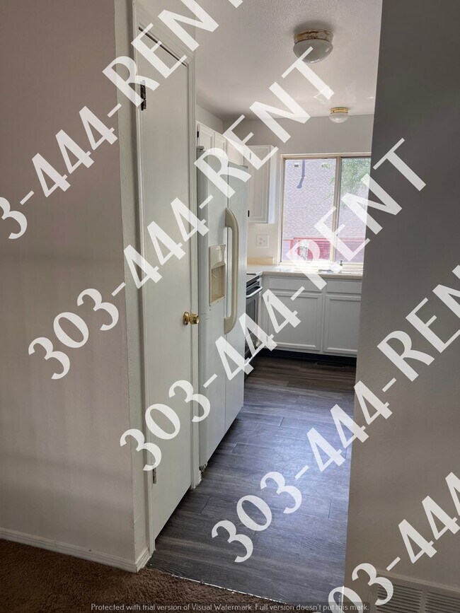 Building Photo - Large 3 Bedroom 2 Bathroom located in Gree...