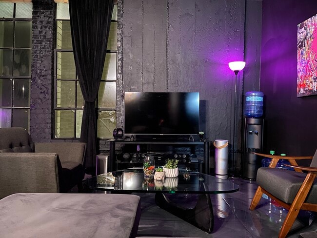 Building Photo - 1122 Jackson St