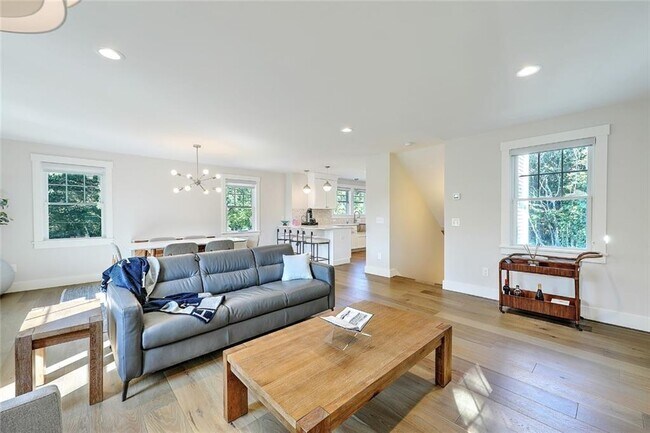 Building Photo - 137 Rosebriar Ave