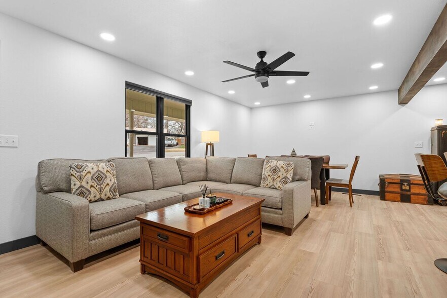 Building Photo - 118 Combs St