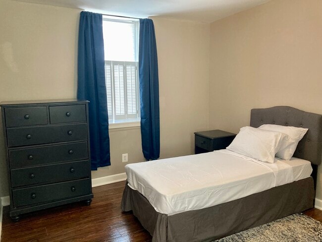 2 of 2 Bedrooms in Unit 2 $950 - 2312 Bryant Ave