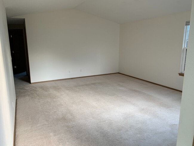 Building Photo - VIDEOTOUR: Amazing Newer South Salem Home! Great Location. PETS WELCOME