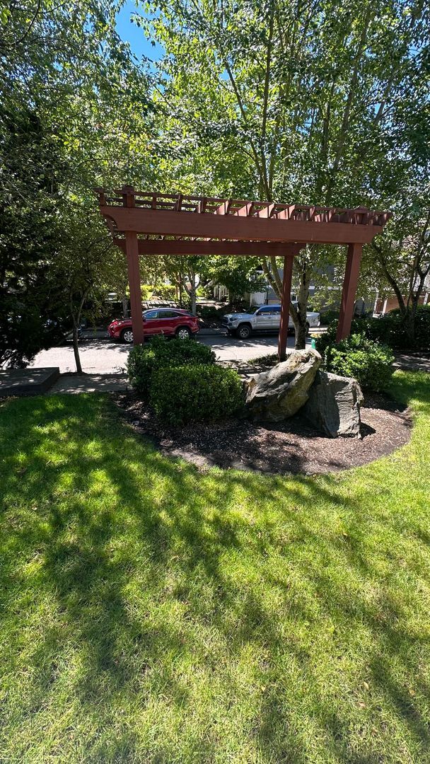 Building Photo - Stunning End-Unit Townhouse 3 bed, 2.5 bat...