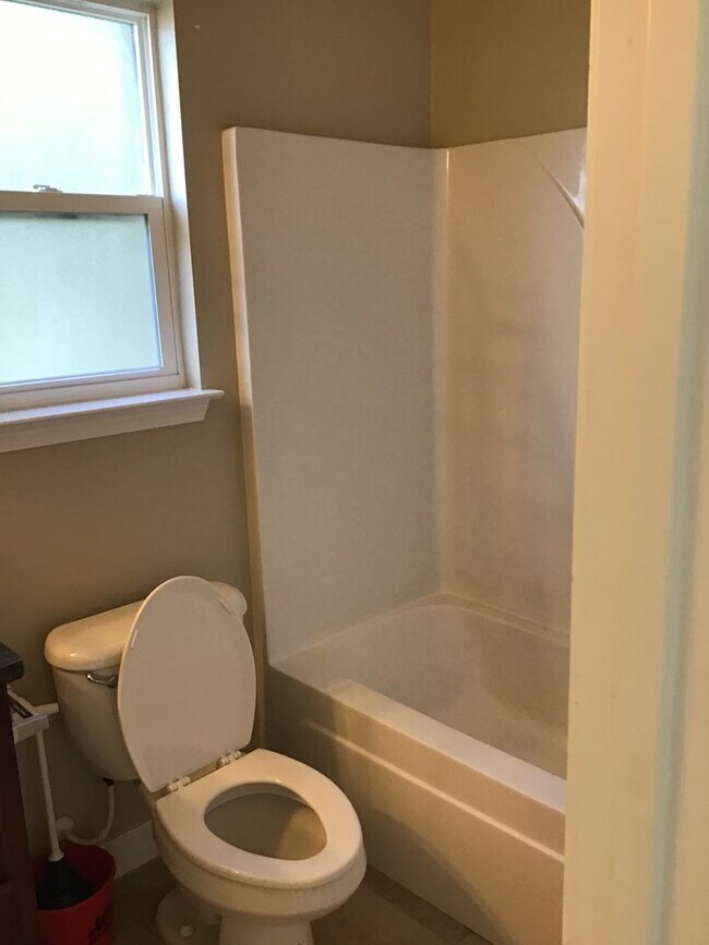 Building Photo - 3 Bedroom/ 2 Bath - Located Near the Bay & Walking Distance to Publix