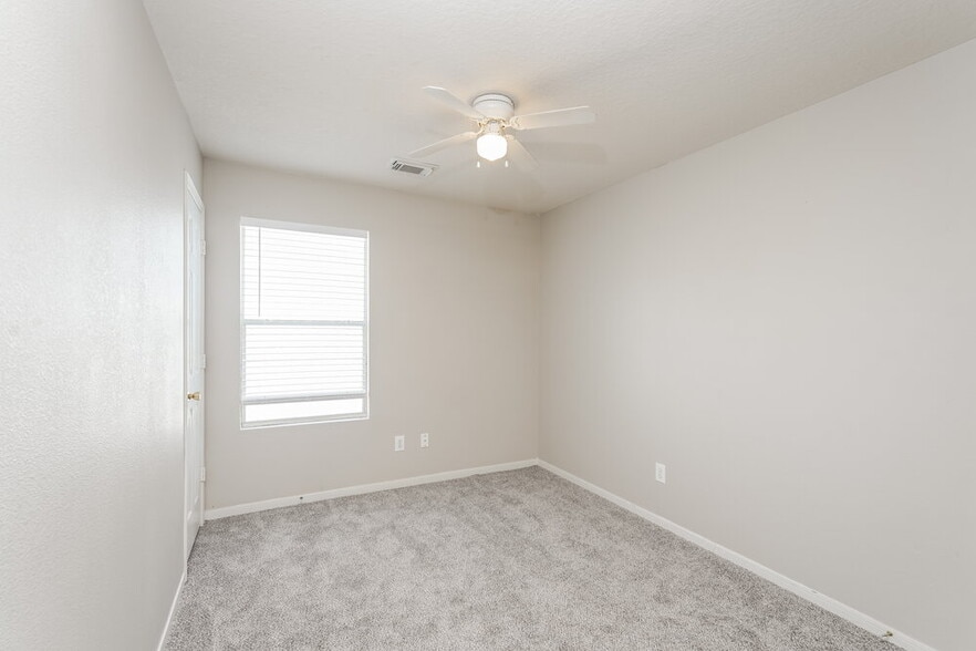 Building Photo - 18423 Knob Hill Lake Ln