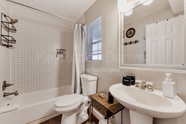 Building Photo - 12304 W Cross Dr