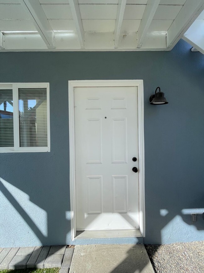 Building Photo - One Bedroom Southside Apartment with Garage!
