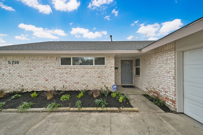 Building Photo - 5719 Viking Dr