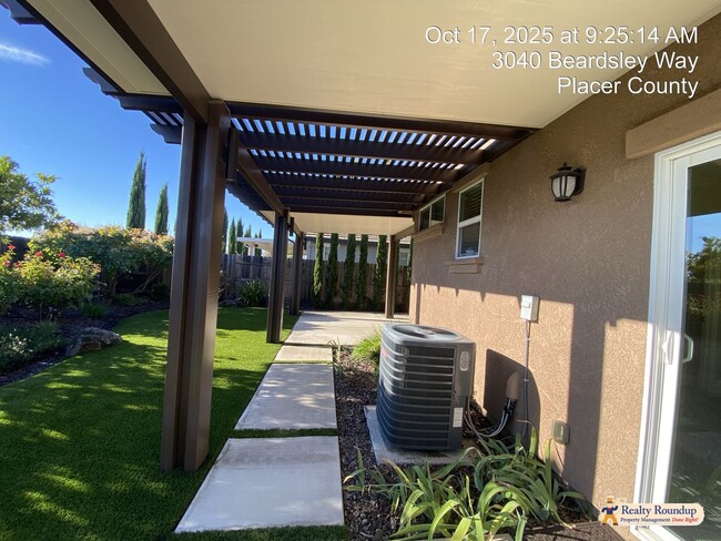 Building Photo - Pristinely Maintained Roseville Home with ...