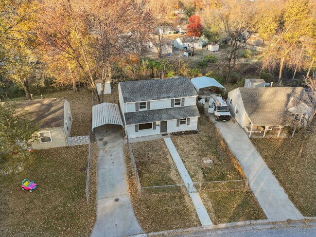 Building Photo - Beautifully renovated 5-bedroom, 2 full bath home ready for move-in!  1st month's rent is FREE!*