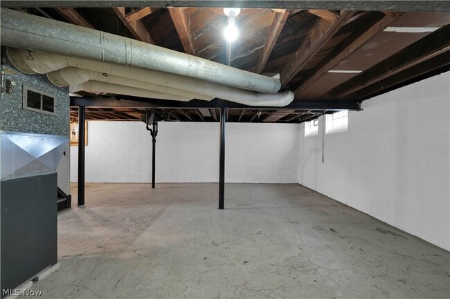 Building Photo - 15705 Maplewood Ave