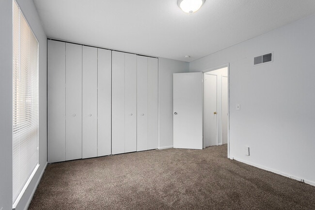 Building Photo - 506 W 89th St
