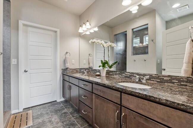 Building Photo - Beautiful 3 bedroom, 3 bath home backs to ...
