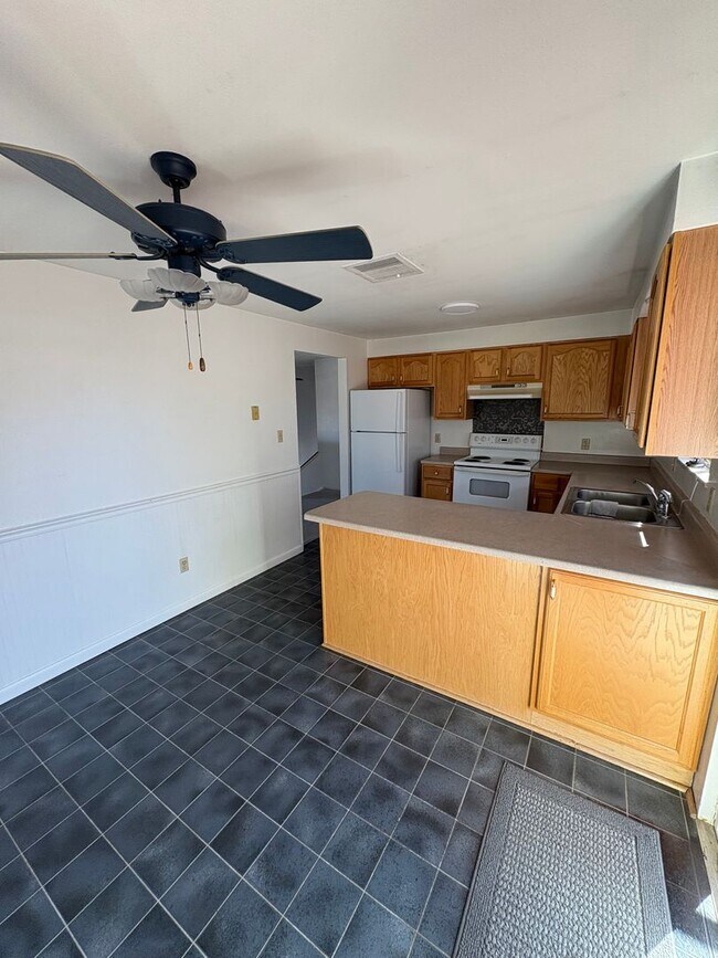 Building Photo - 4 bedroom 2 bath home prime location