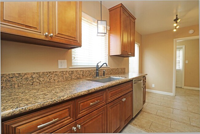 Building Photo - 412 Catalpa Ave