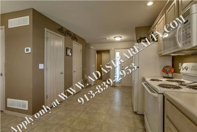 Building Photo - Spacious 3 Bed, 2 Bath, 2 Half Bath Townho...