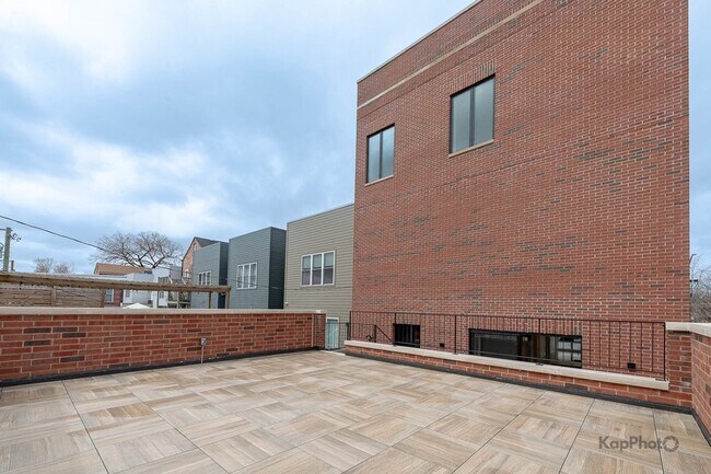 Building Photo - 901 W Cullerton St