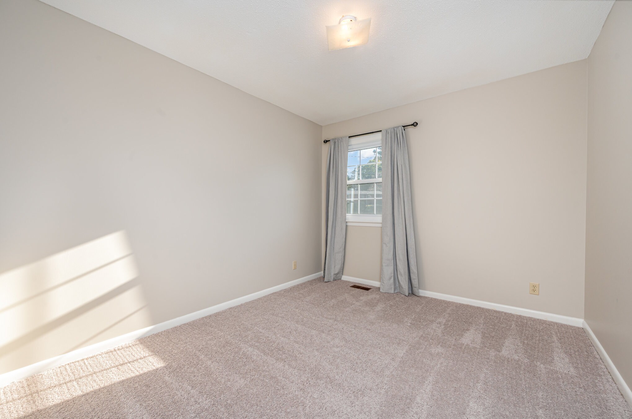 Building Photo - 1808 Majestic Dr