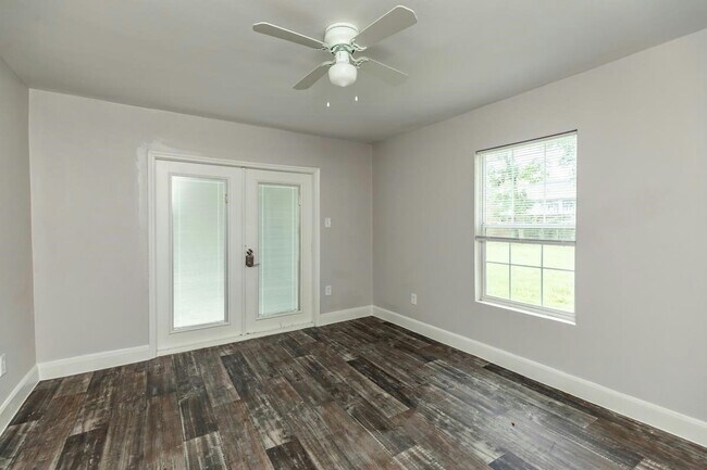 Building Photo - 3035 W Lucas Dr