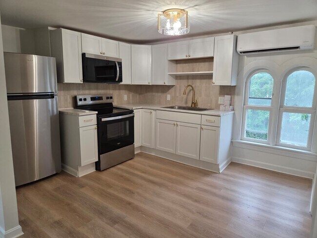 Building Photo - 207 Cohannet St