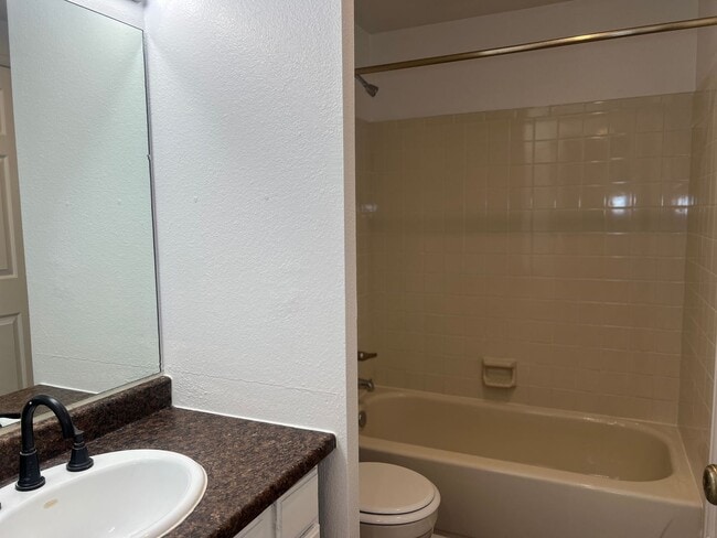 Building Photo - Spacious 3 Bed, 2 Full Bath Townhome near the Highline Canel!