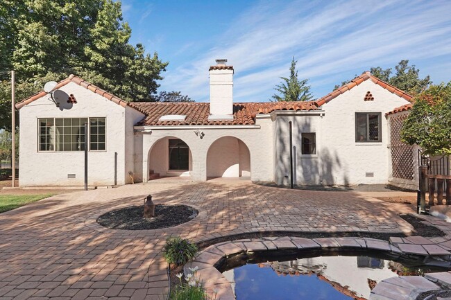 Building Photo - Beautiful Spanish Style home