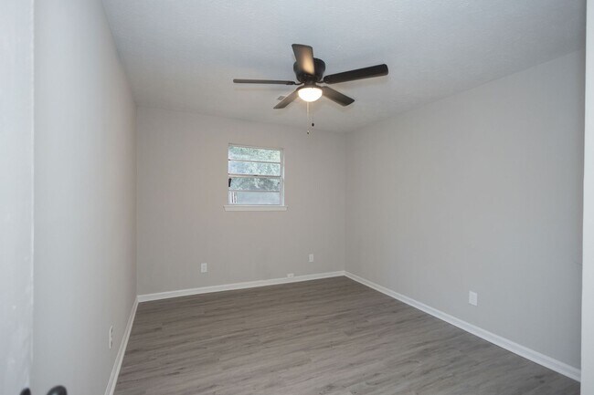 Building Photo - 1013 W Slaton Ave