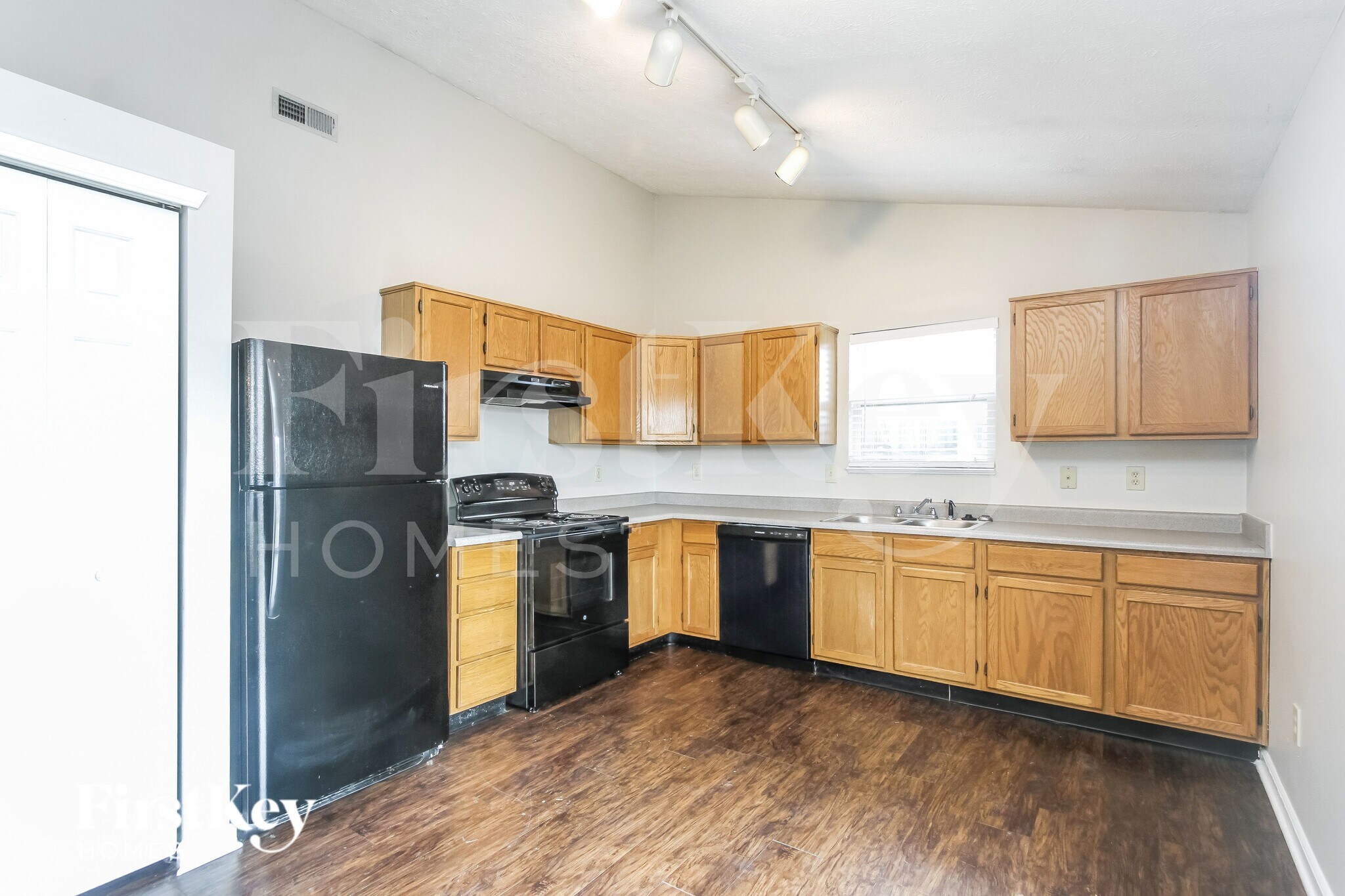 Building Photo - 5923 Prairie Creek Dr