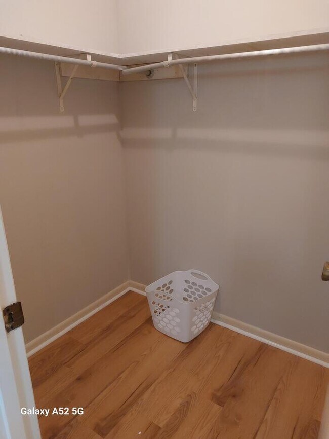 Building Photo - Furnished montly rental