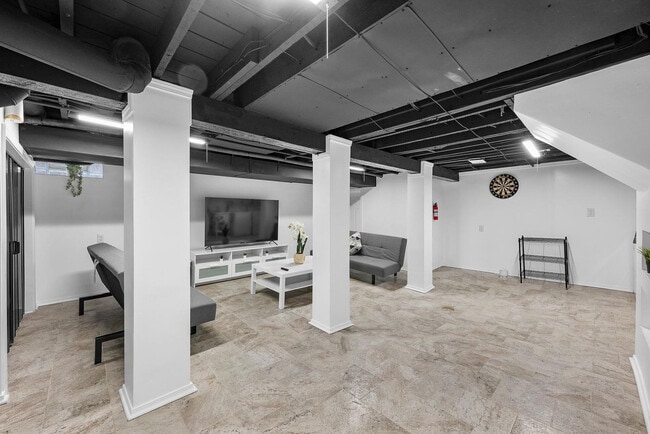 Primary Photo - 2009 Sharon St