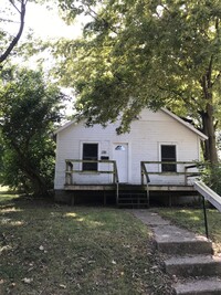 Building Photo - Two bedroom, one bathroom single home in S...