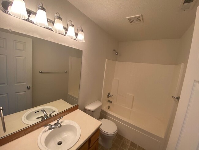 Building Photo - Beautifully Updated Townhouse with New Car...