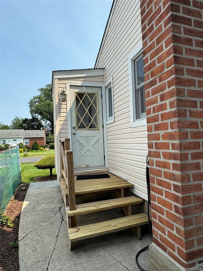 Building Photo - 11 Linden Ct