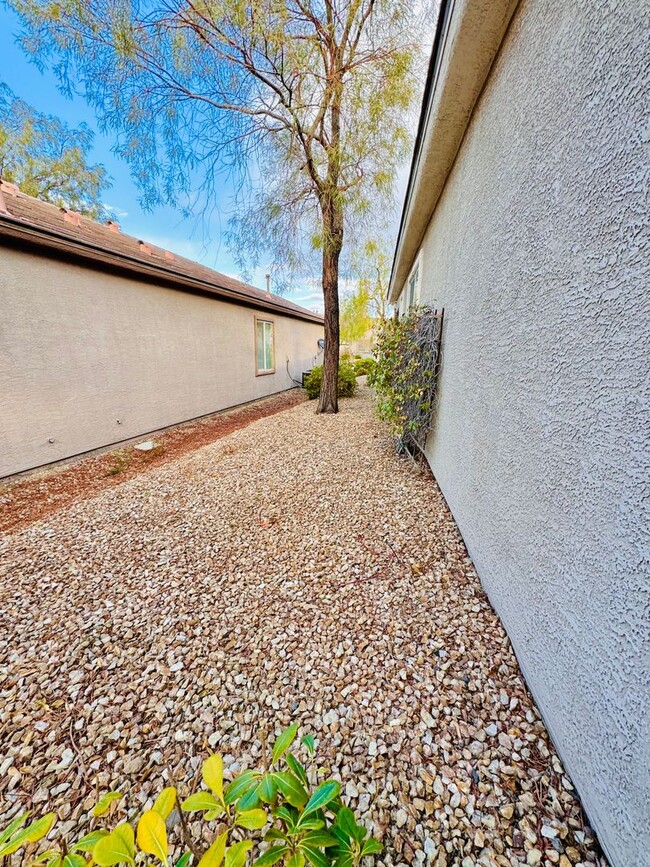 Building Photo - Gorgeous 3 Bed 2 Bath Single Story in Sole...