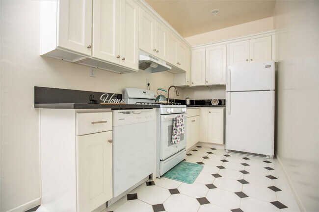 Primary Photo - Don Carlos Apartments