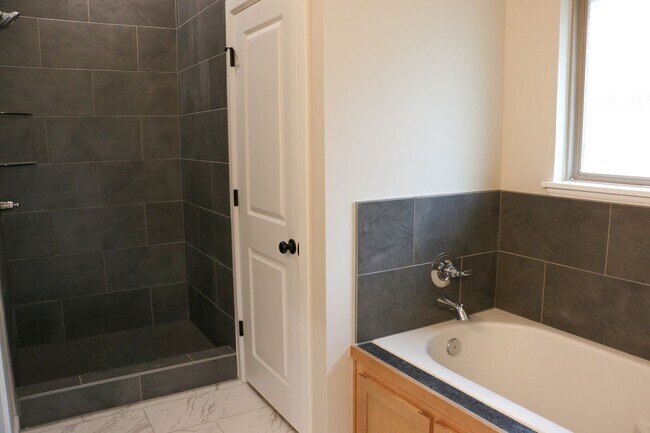 Building Photo - Brand New Home in Shawnee!