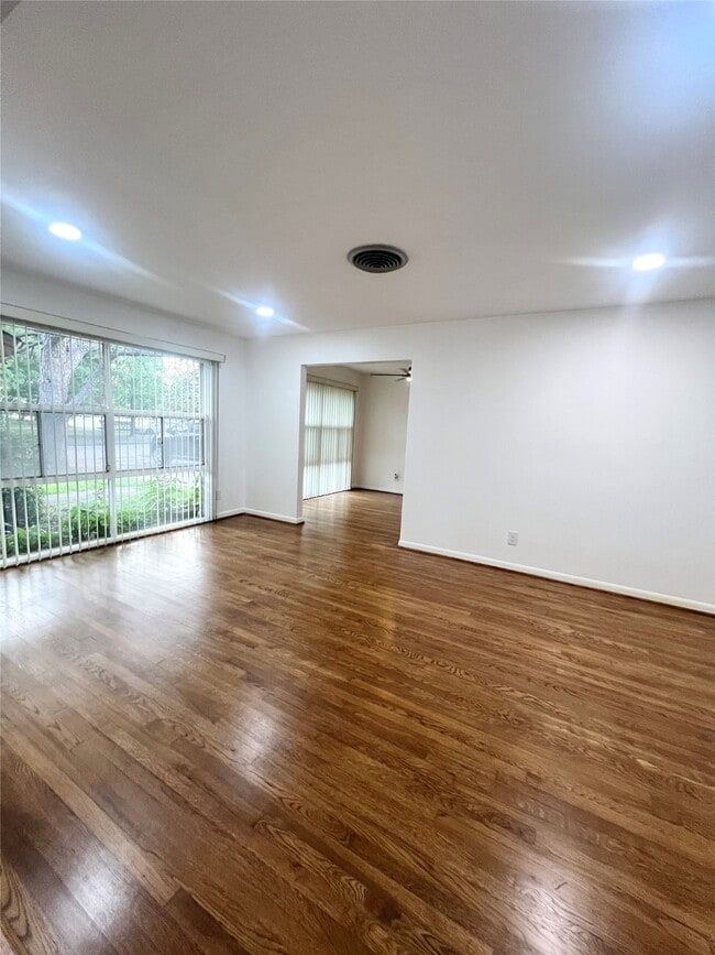 Building Photo - 5546 Beechnut St