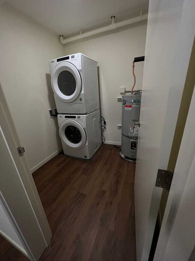 Building Photo - ** 2 BEDROOM 2 BATH** 2 covered PARKING, O...