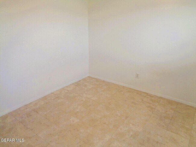 Building Photo - 3028 E Glen Dr