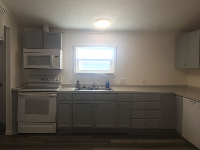 Building Photo - 3 Bedroom, 2 Bathroom Home