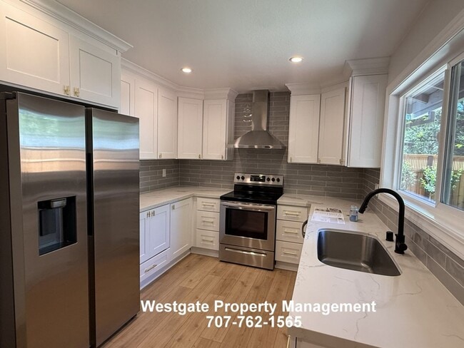 Building Photo - Beautifully updated 3-bedroom, 2.5-bath G Section Home - 3467 Gloria Court